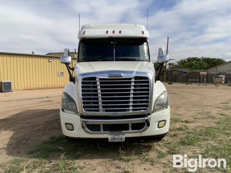 2010-freightliner-cascadia-125-image-2
