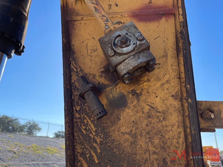2021-caterpillar-320-image-13