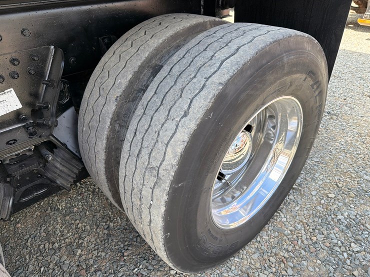 2016-kenworth-t880-image-106