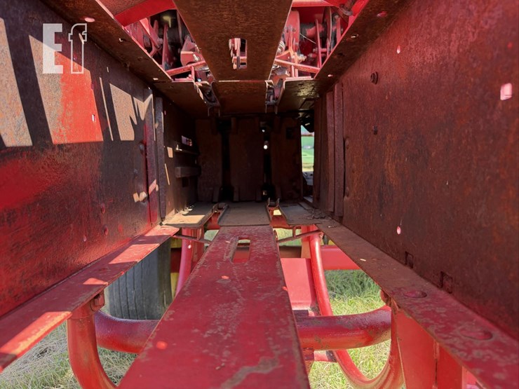 new-holland-270-image-9