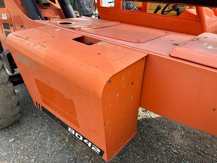 2019-jlg-8042-image-16