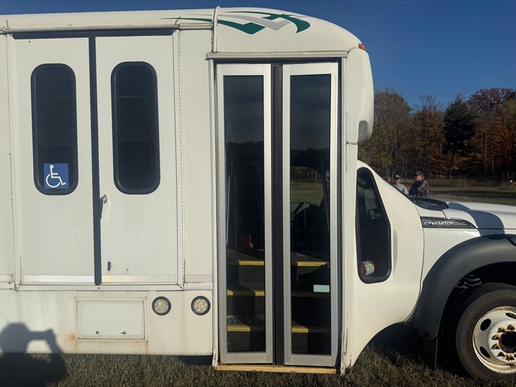 2015-ford-f550-image-26