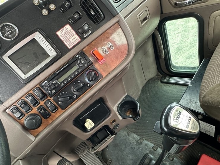 2011-peterbilt-365-image-25