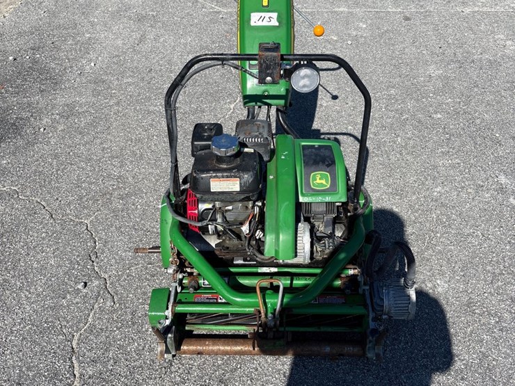 2021-john-deere-220-image-3