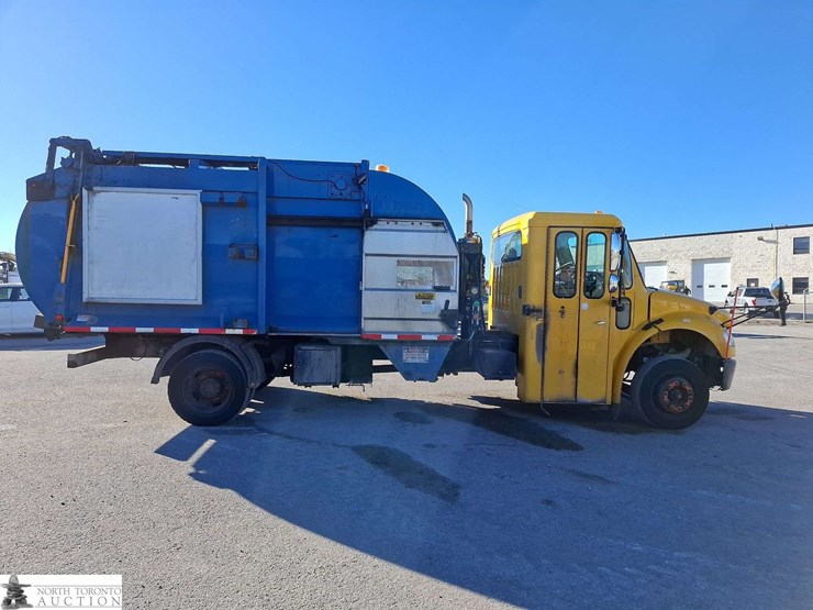 2018-freightliner-m2-106-image-4