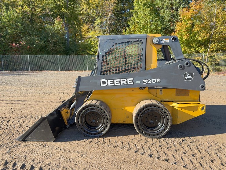 2014-deere-320e-image-2