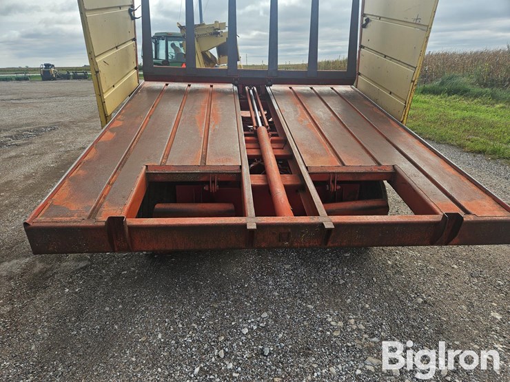 new-holland-1038-image-12