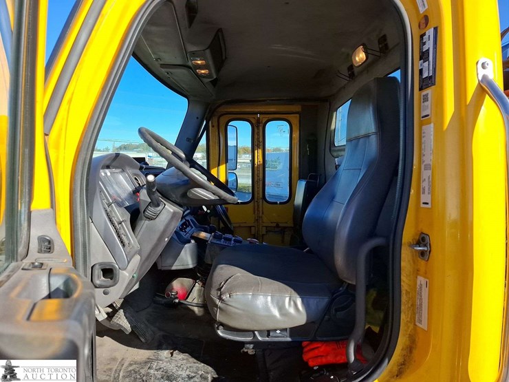 2018-freightliner-m2-106-image-10