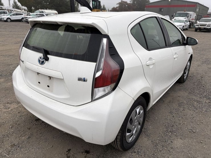 2015-toyota-prius-c-hybrid-hatchback-image-4