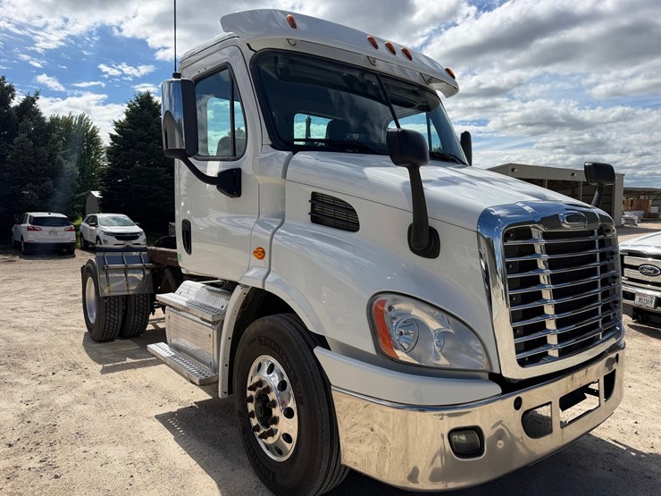 #1608-•-2019-freightliner-cascadia-single-axle-day-cab-image-7