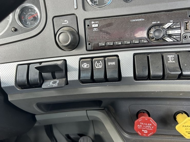 2020-kenworth-t680-image-35
