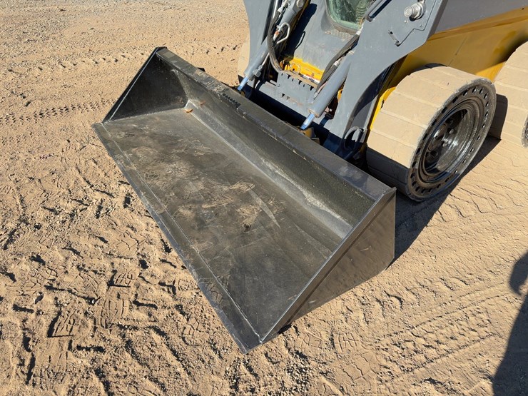 2014-deere-320e-image-9