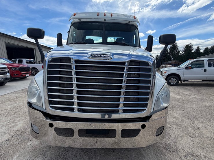 #1607-•-2015-freightliner-cascadia-day-cab-truck-tractor-image-8