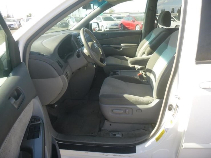 2008-toyota-sienna-image-8