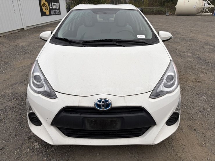 2015-toyota-prius-c-hybrid-hatchback-image-8