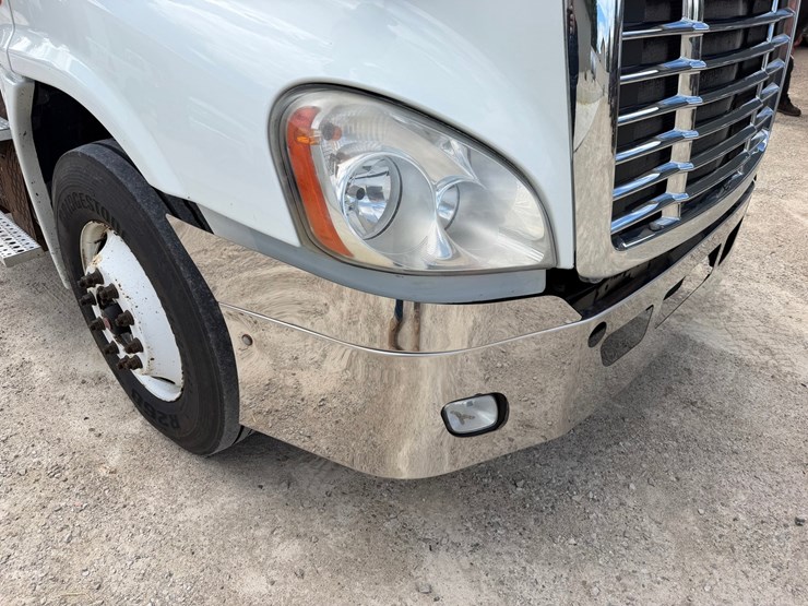 #1607-•-2015-freightliner-cascadia-day-cab-truck-tractor-image-22