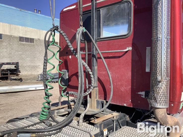2015-peterbilt-567-image-16