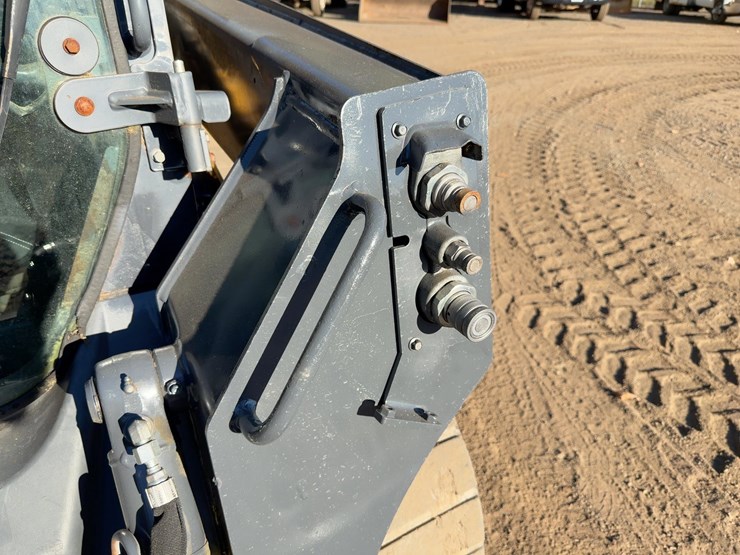 2014-deere-320e-image-10