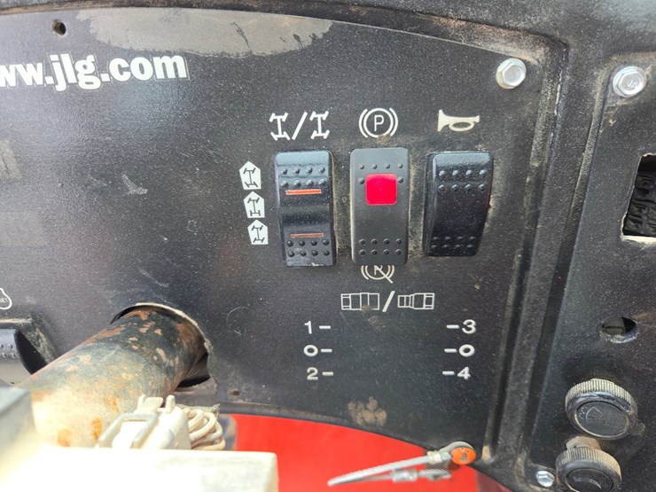 2010-jlg-g10-55a-image-44