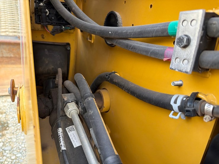2023-caterpillar-226d3-image-31