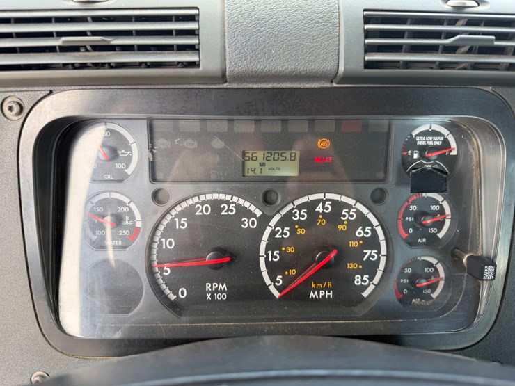 #1607-•-2015-freightliner-cascadia-day-cab-truck-tractor-image-35