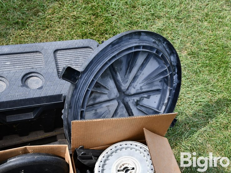 pallet-of-planter-parts-image-12