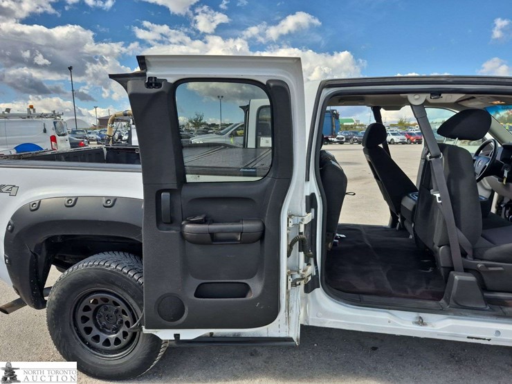 2011-gmc-sierra-1500-image-32