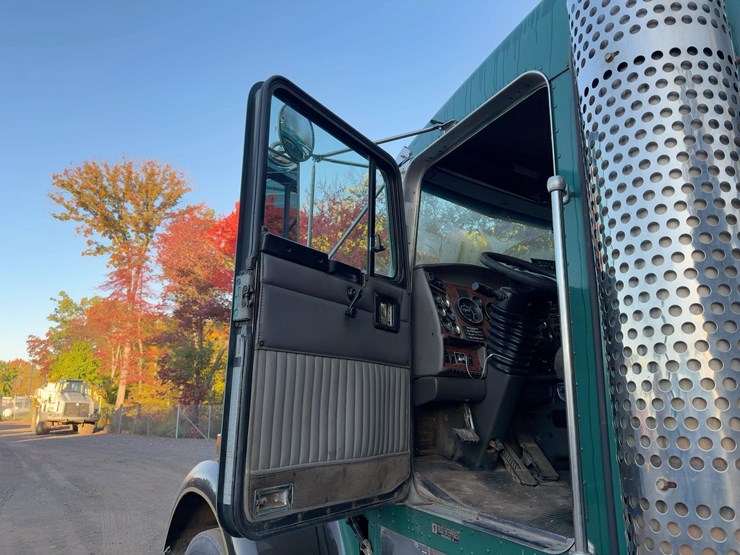 2006-kenworth-w900-image-28