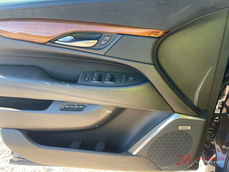 2015-cadillac-escalade-image-23