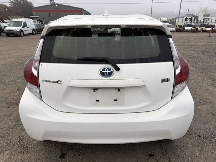2015-toyota-prius-c-hybrid-hatchback-image-5