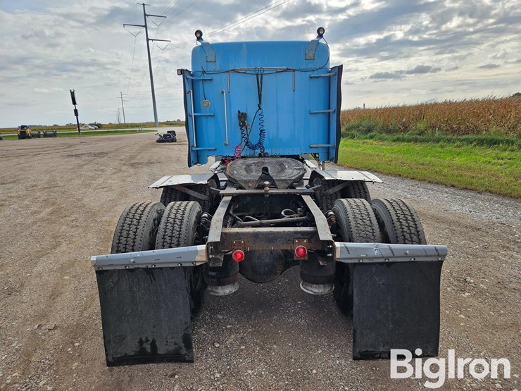 2000-freightliner-fld120-image-6
