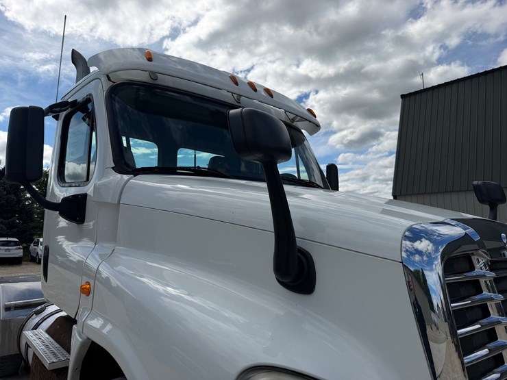#1607-•-2015-freightliner-cascadia-day-cab-truck-tractor-image-23