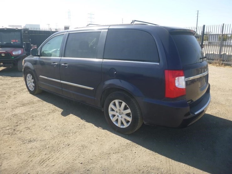 2014-chrysler-town-&-country-image-4