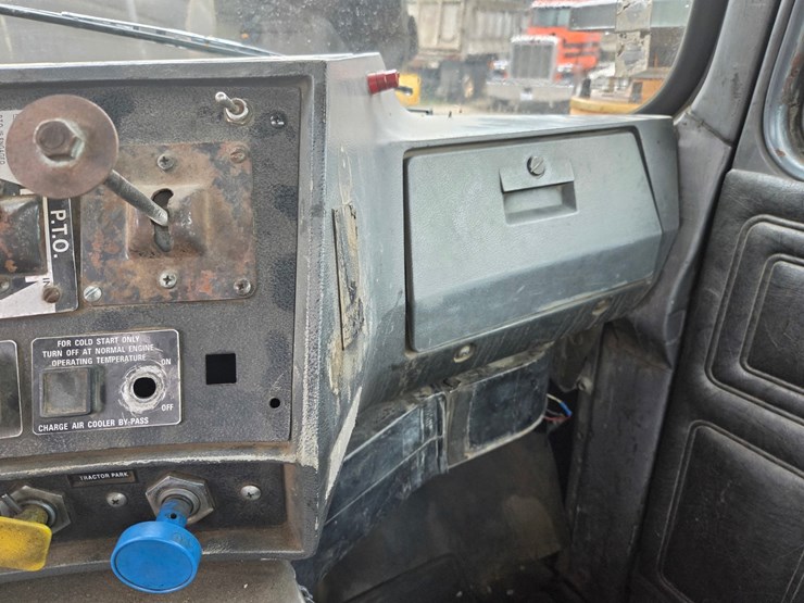 1994-mack-rd688s-image-32