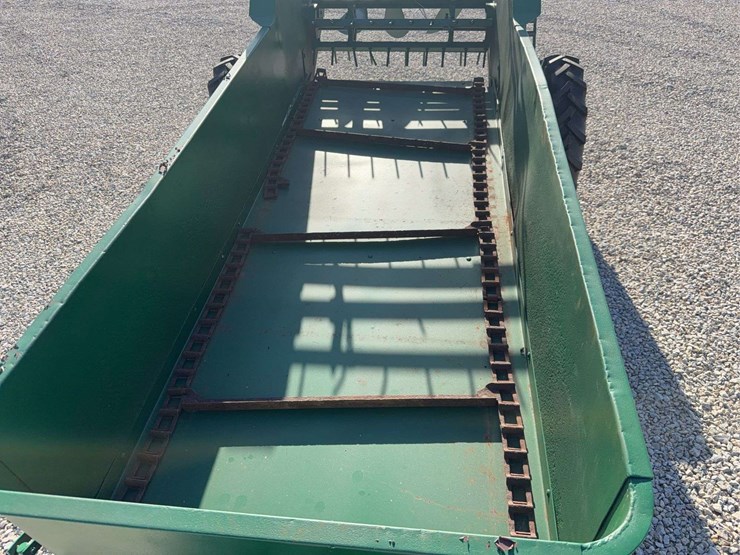 oliver-superior-manure-spreader-image-10