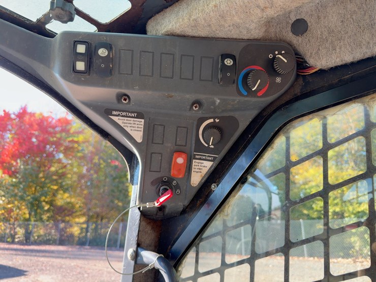 2014-deere-320e-image-19