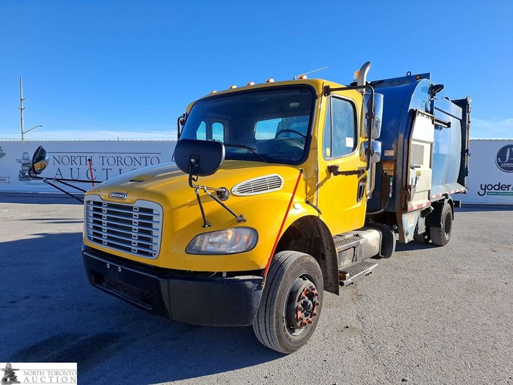 2018-freightliner-m2-106-image-1
