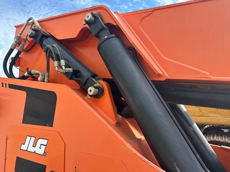 2019-jlg-8042-image-17