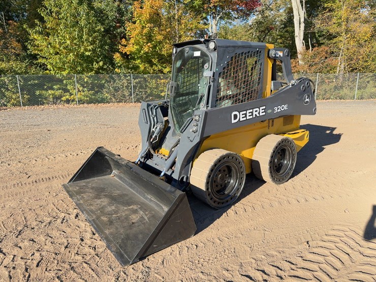 2014-deere-320e-image-1