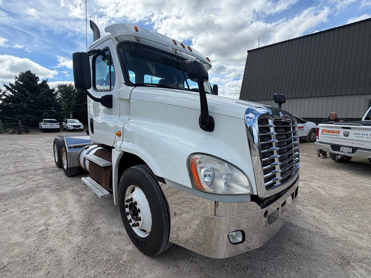 #1607-•-2015-freightliner-cascadia-day-cab-truck-tractor-image-7