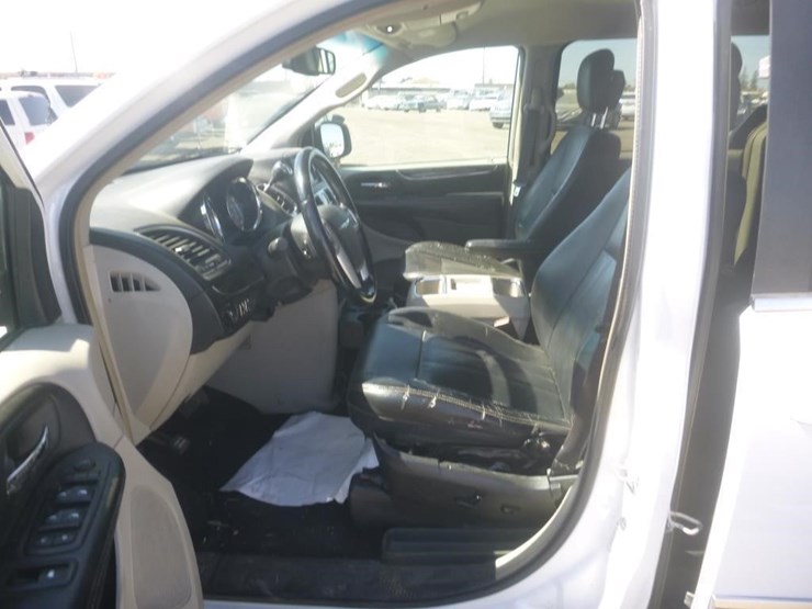 2016-chrysler-town-&-country-image-8