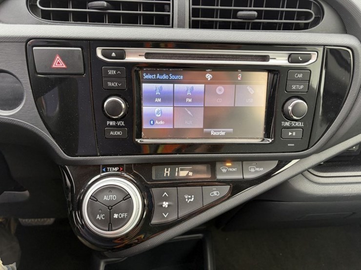 2015-toyota-prius-c-hybrid-hatchback-image-28