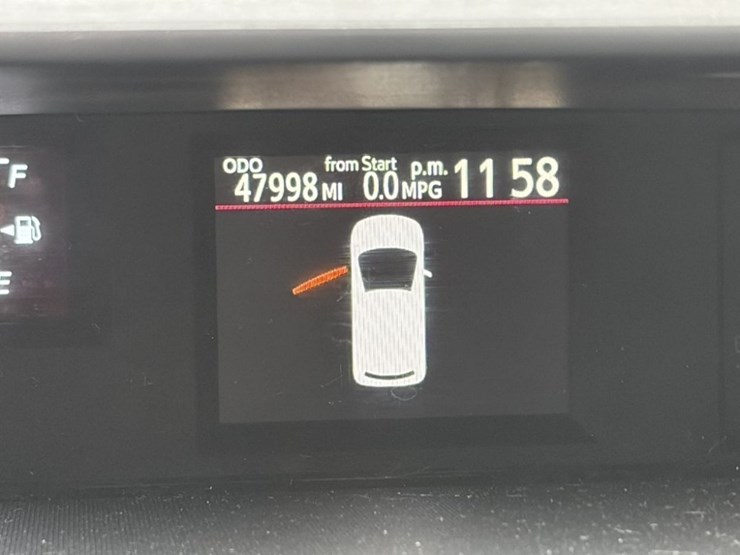 2015-toyota-prius-c-hybrid-hatchback-image-26