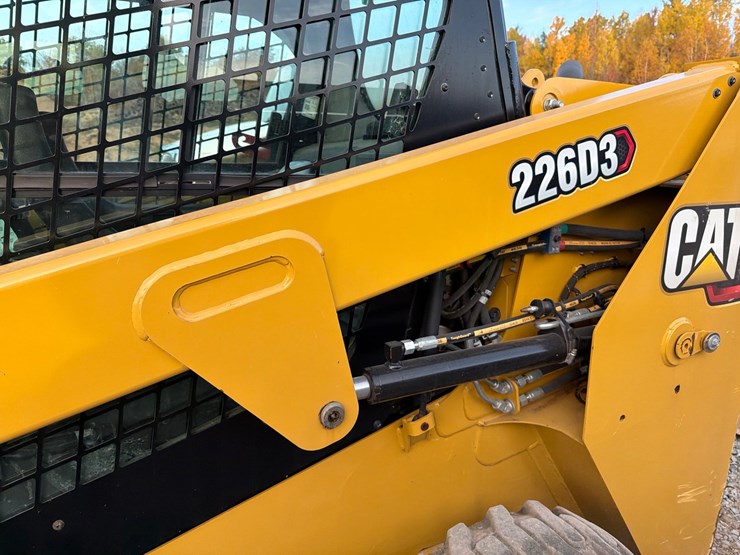 2023-caterpillar-226d3-image-18
