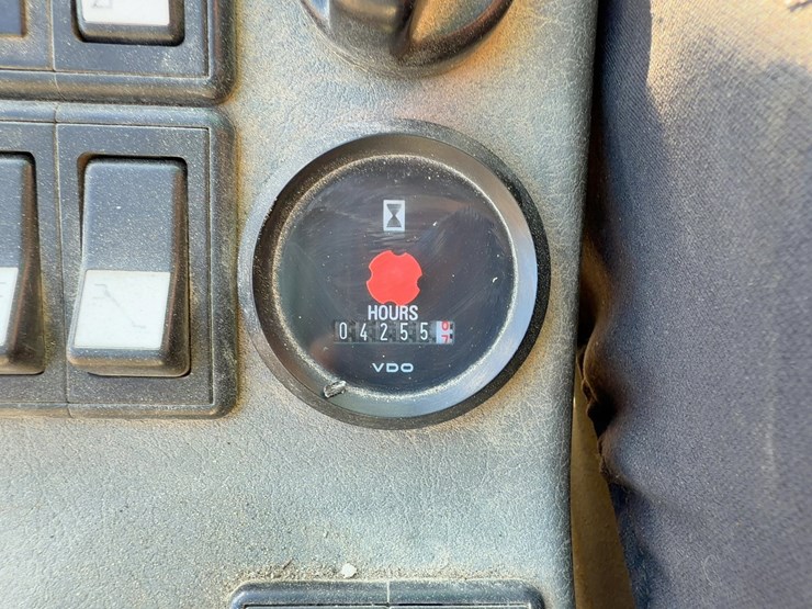2005-volvo-ew180b-image-32