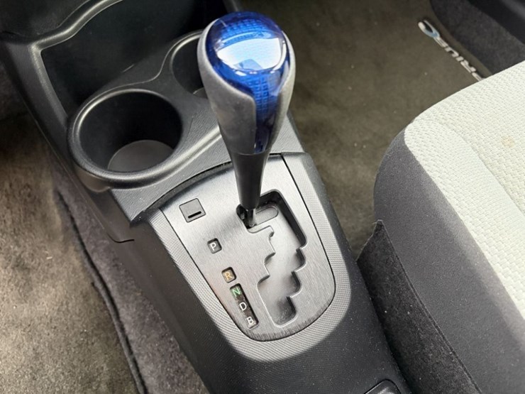 2015-toyota-prius-c-hybrid-hatchback-image-29