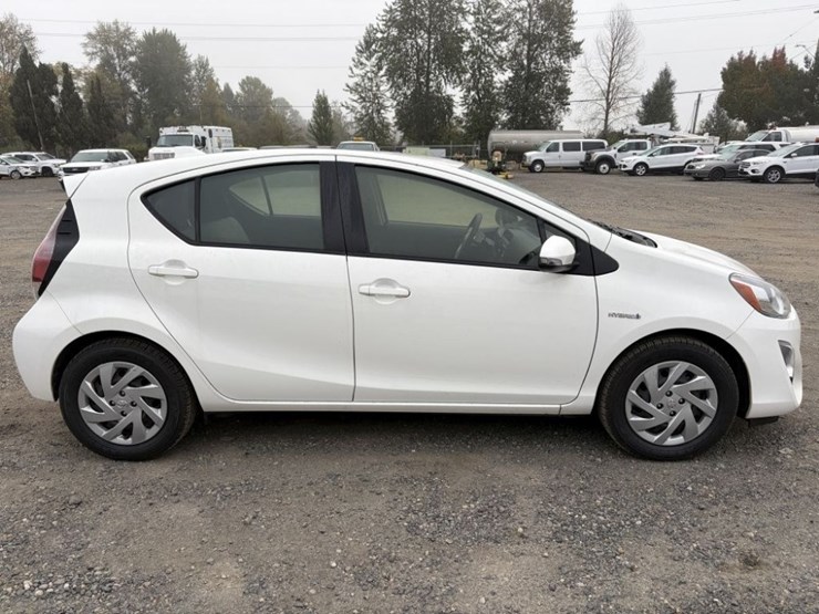 2015-toyota-prius-c-hybrid-hatchback-image-3