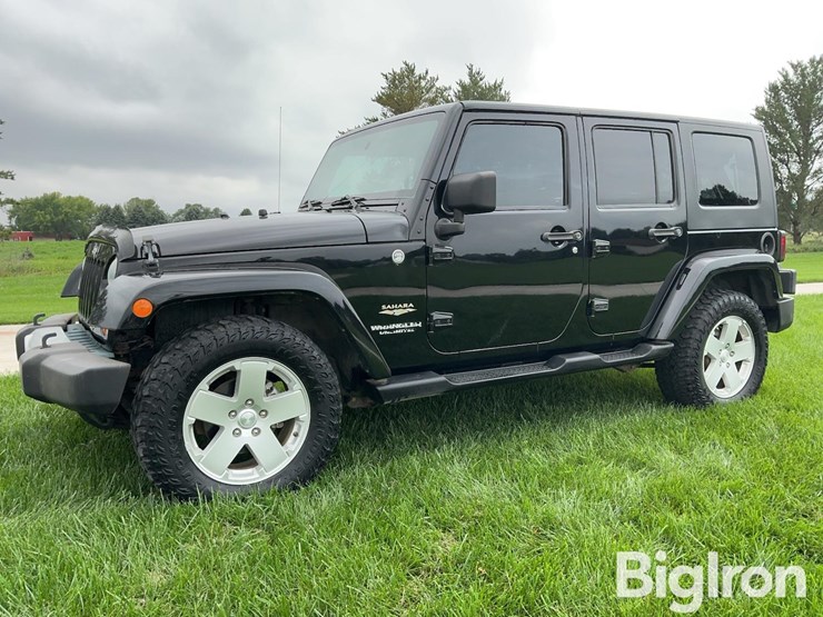 2010-jeep-wrangler-unlimited-sahara-image-1