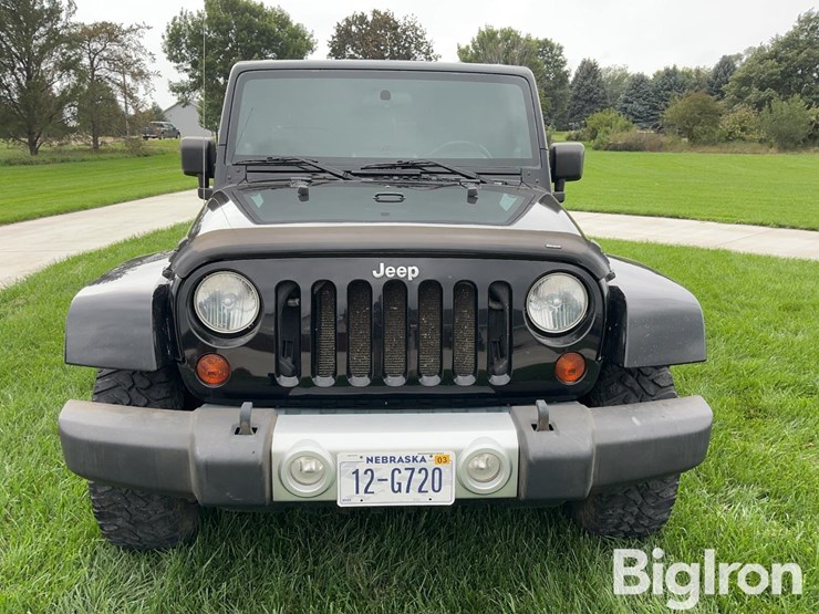 2010-jeep-wrangler-unlimited-sahara-image-2
