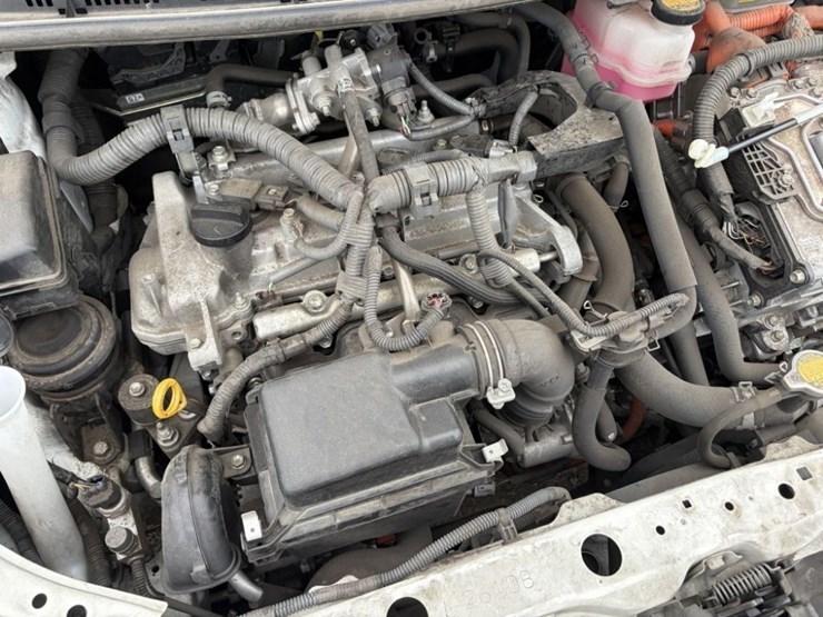 2015-toyota-prius-c-hybrid-hatchback-image-12